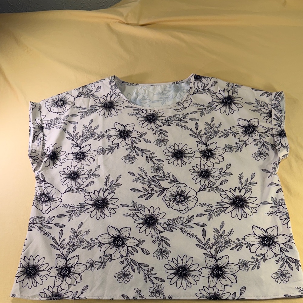 Emery Rose women’s top size large black and white floral print roll up cuffs